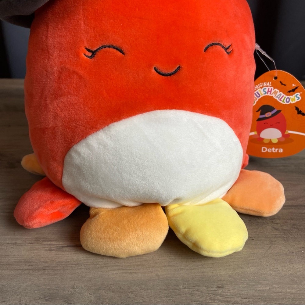 Detra the Octopus, 8”,‎ a Halloween-Squishmallow wearing a witch's hat - Picture 3 of 9